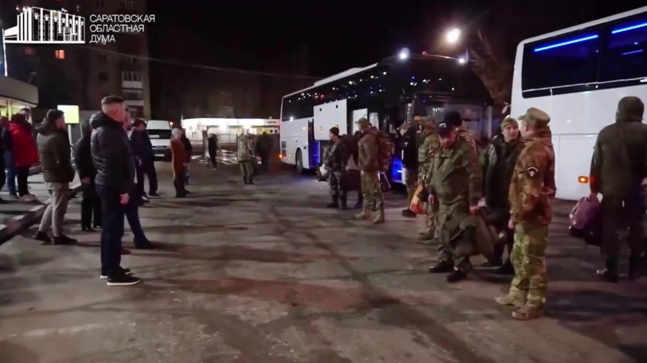 Приехавших в отпуск бойцов 99 полка встретили саратовские депутаты 