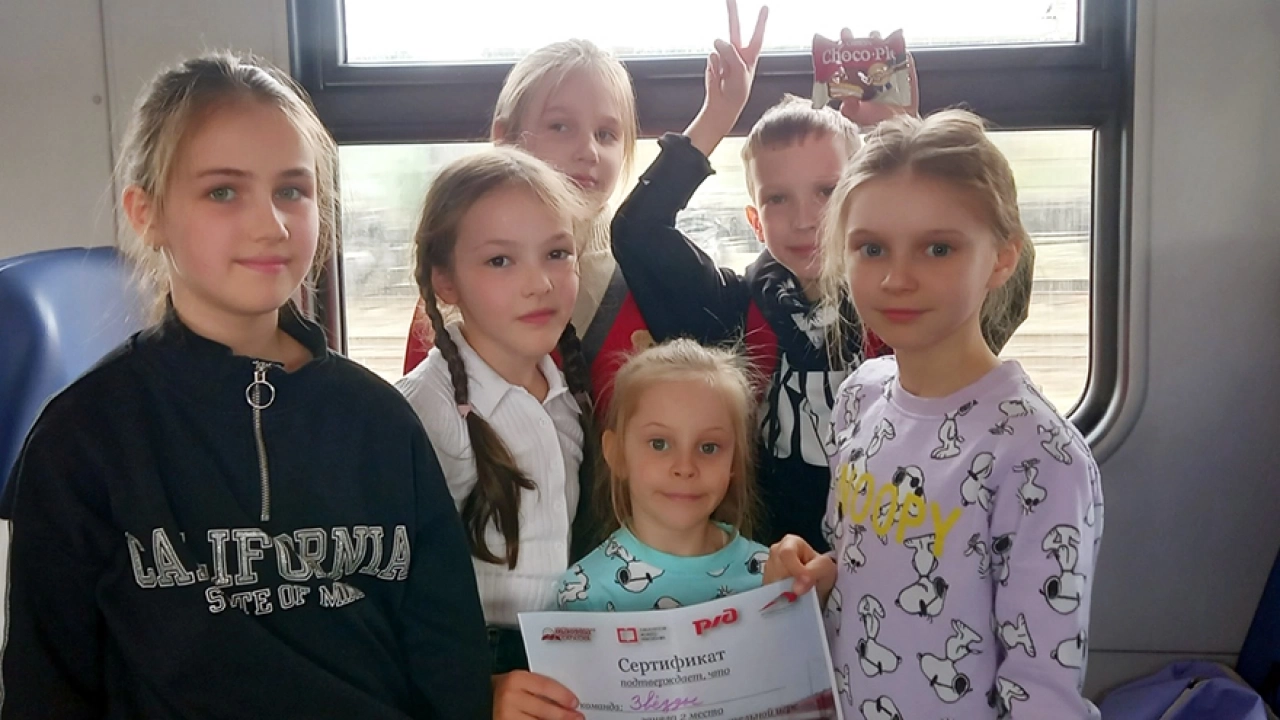 Железнодорожники провели в электропоезде познавательную квиз-игру «Портал в сказку»