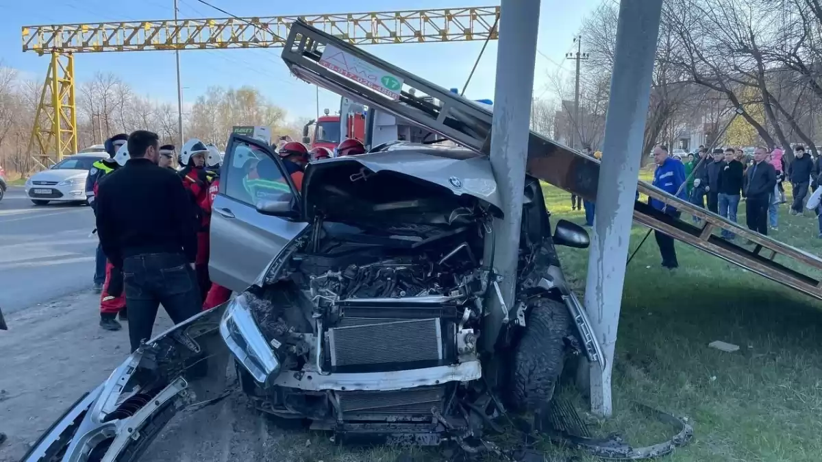 В Саратове возле ТЦ «Синий Кит» водитель BMW протаранил столб