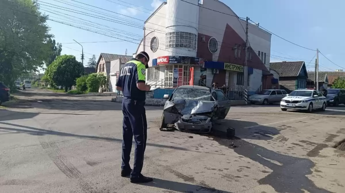 В Энгельсе «Приора» насмерть сбила женщину и протаранила дерево