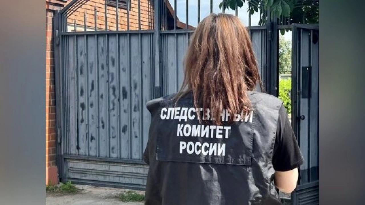 В Энгельсе женщина нашла во дворе зажатого собственным автомобилем мертвого мужа