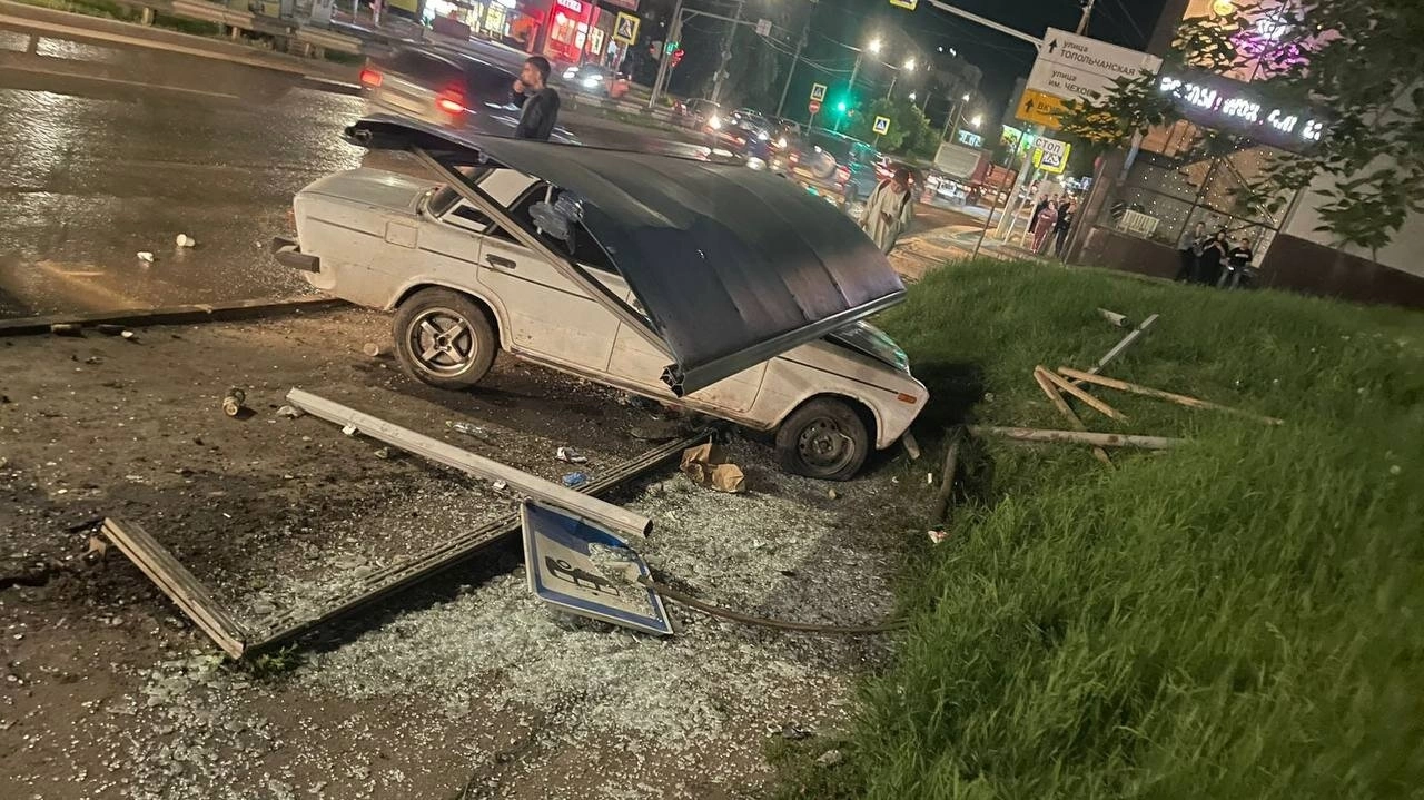 В Саратове «шестерка» снесла остановку и травмировала двух пешеходов