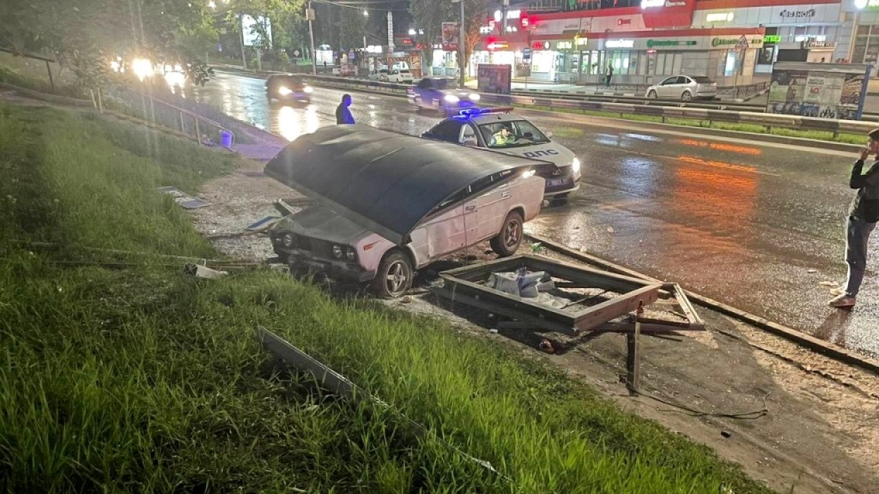 В Саратове «Жигули» врезались в остановку и покалечили 2 молодых людей