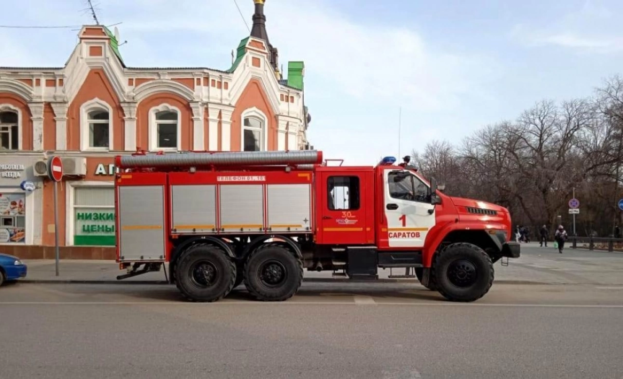 Под Саратовом 1 пожарный расчет тушил загоревшийся УАЗ
