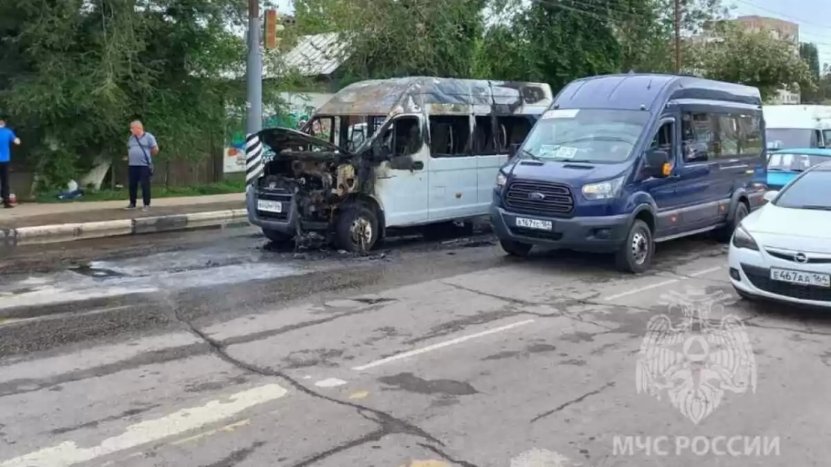 В Энгельсе загорелась маршрутка с пассажирами на улице Тельмана