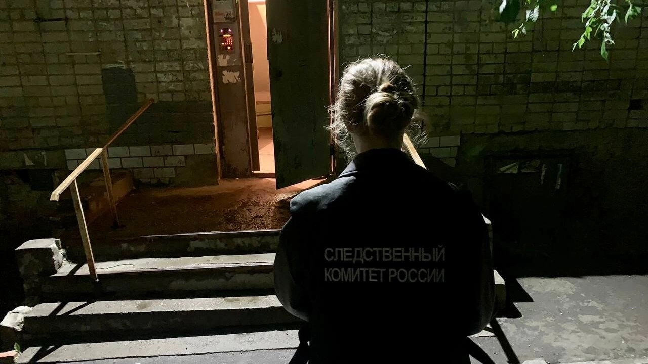 В Саратове женщина нашла мертвого родственника в квартире на Новокрекингской