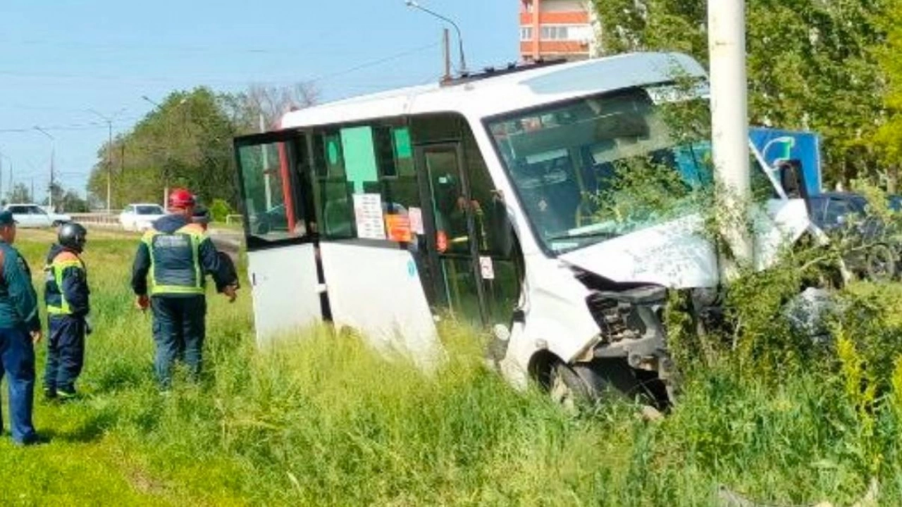 7 человек пострадали в столкновении маршрутки с рекламным щитом в Энгельсе