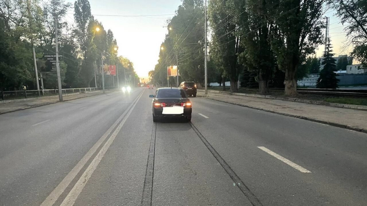 В Саратове молодой мужчина попал под колеса двух авто на проспекте 50 лет Октября 