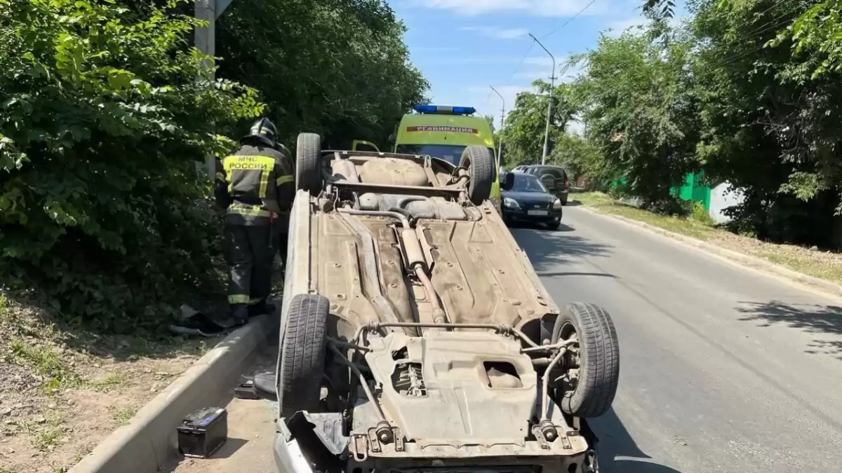 В Саратове на Гвардейской перевернулся 40-летний мужчина на «Гранте»