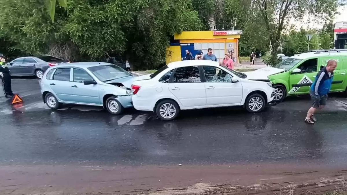 В Саратове 4 человека пострадали в массовом ДТП на Антонова