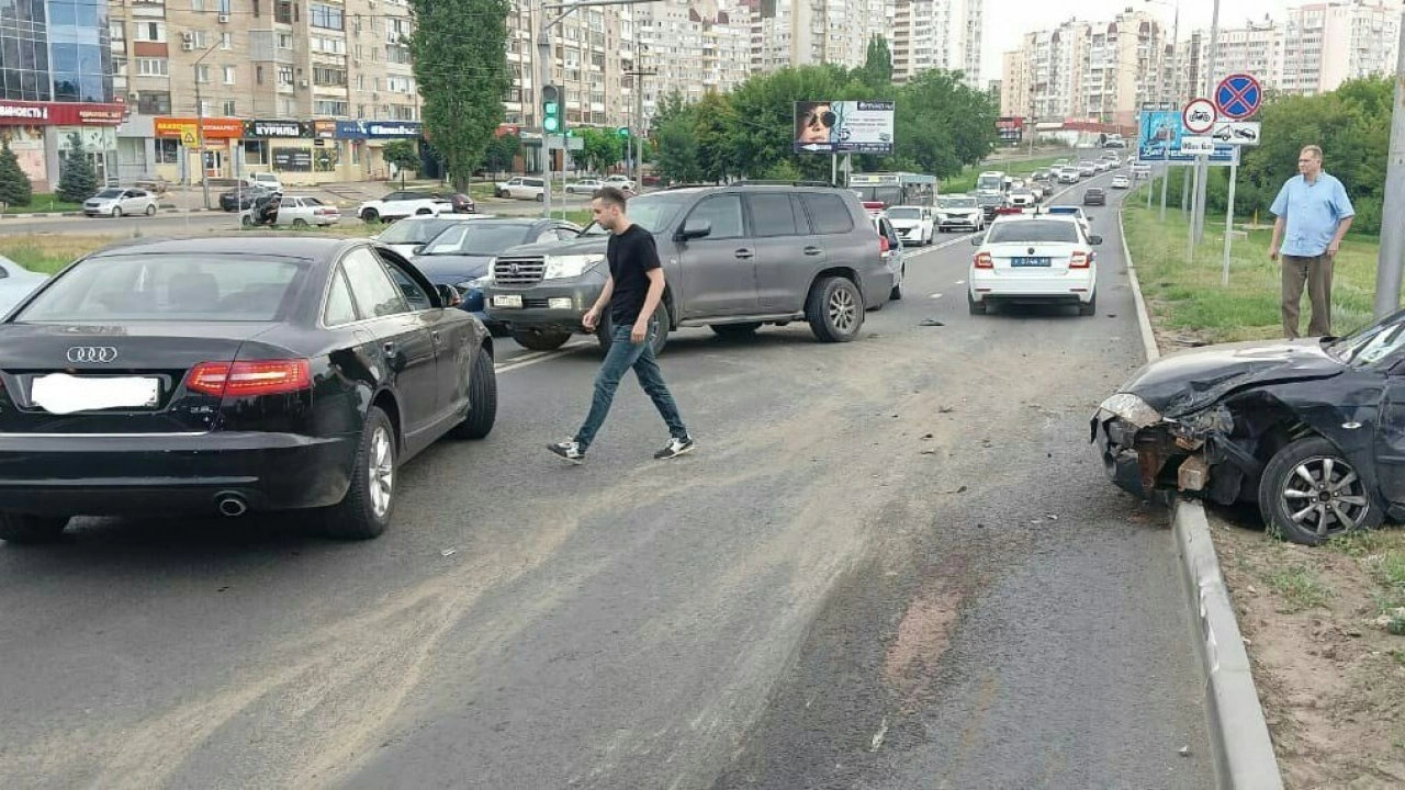 В массовом ДТП с тремя иномарками в Юбилейном пострадали 2 человека