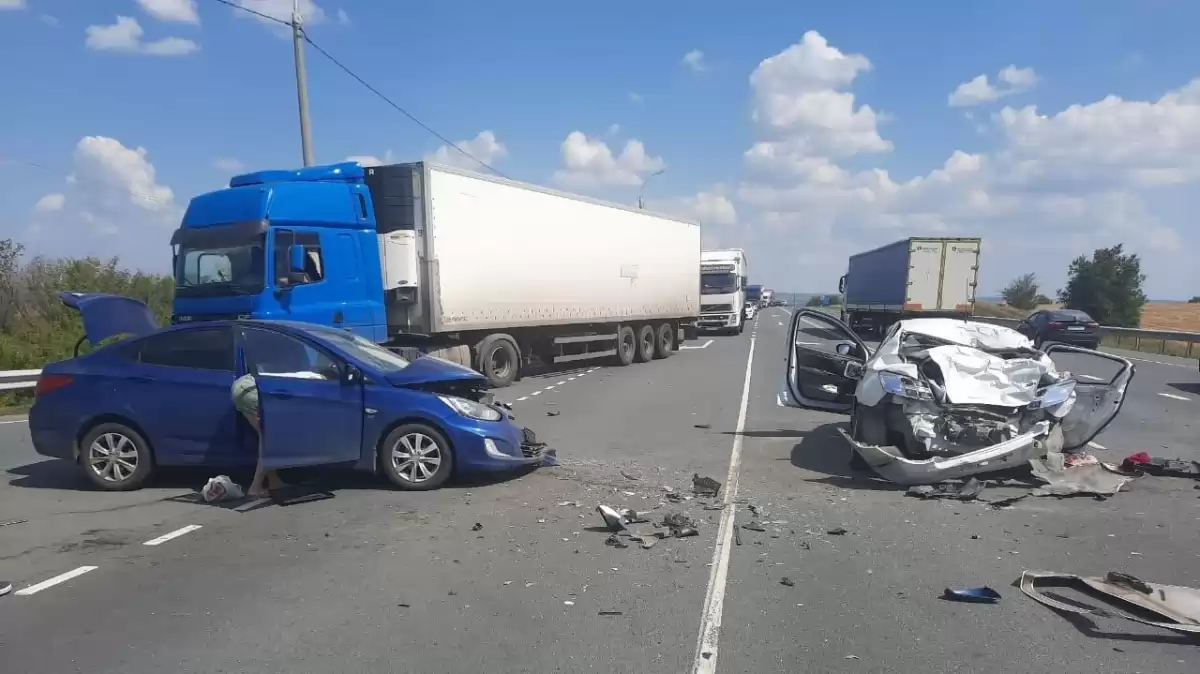 Под Саратовом в массовом ДТП с фурой пострадали 3 человека