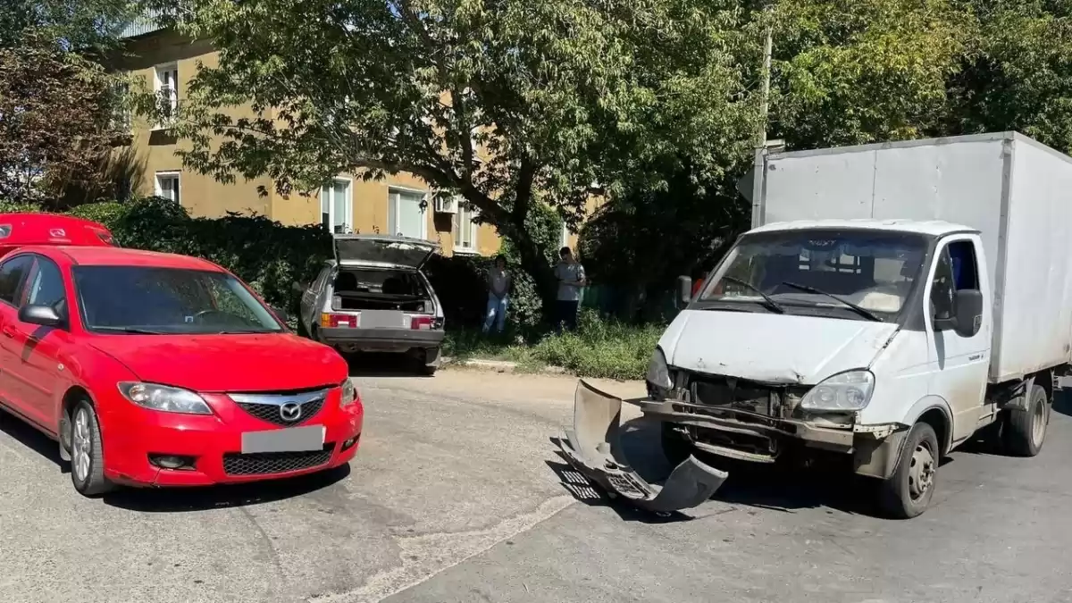 В тройном ДТП на Гвардейской в Саратове пострадал водитель «девятки»