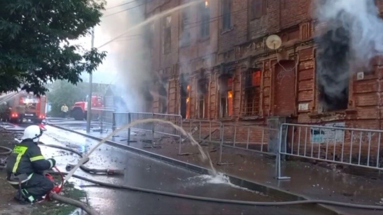 Пожарные тушили в центре Саратова старинный 2-этажный дом 