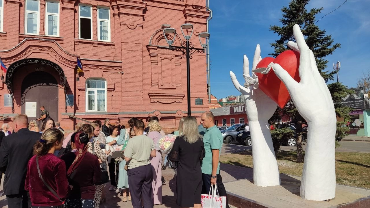 В центре Энгельса новый арт-объект стал местом паломничества жителей