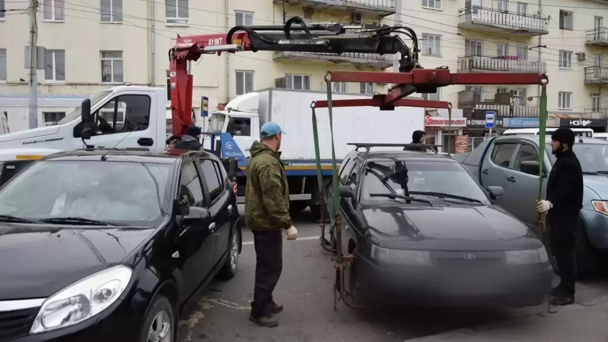 В Саратове с Привокзальной площади эвакуировали авто нарушителей