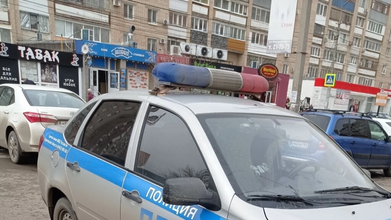 В Саратове сотрудники ГИБДД вручали подарки ответственным водителям