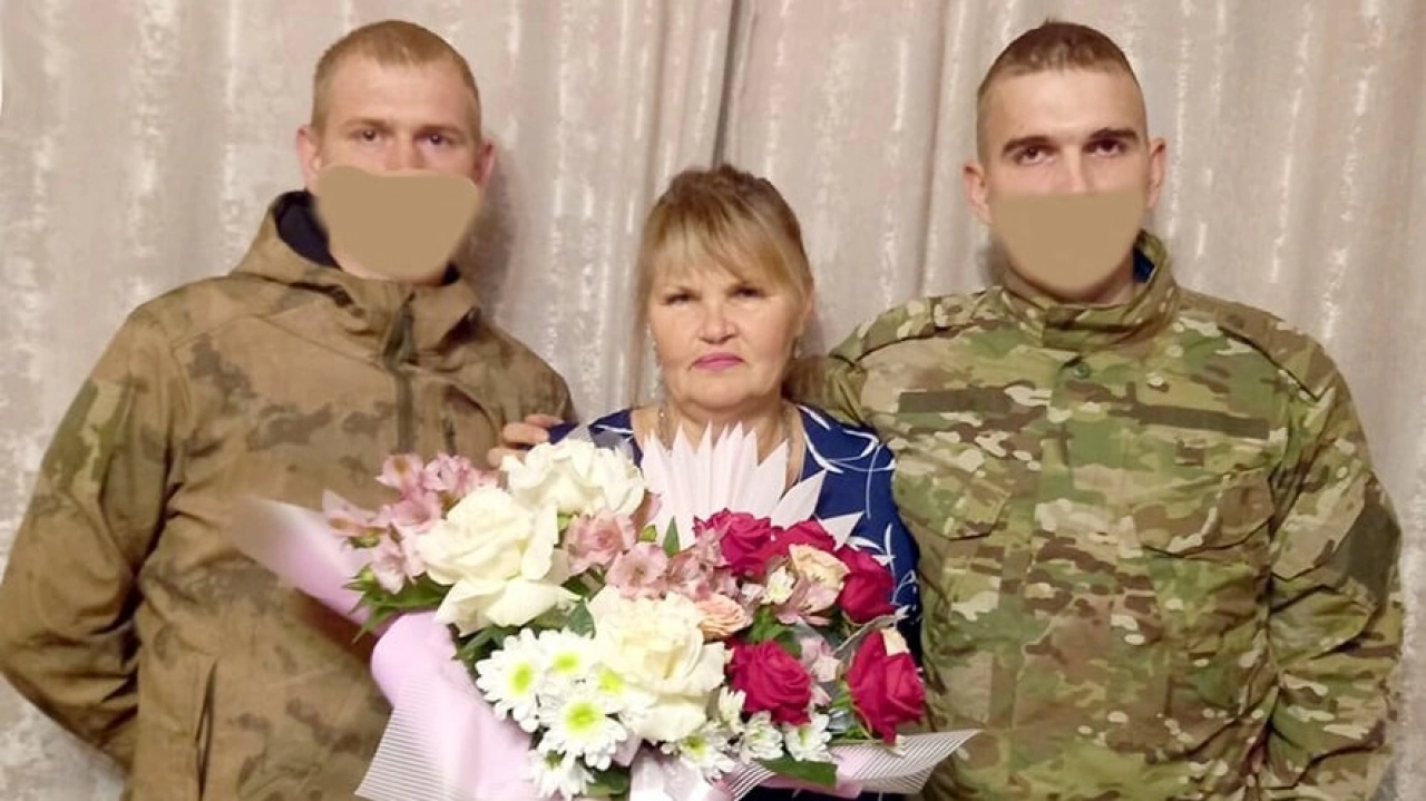 Под Саратовом к матери прибыли в отпуск двое из 3 сыновей-бойцов СВО