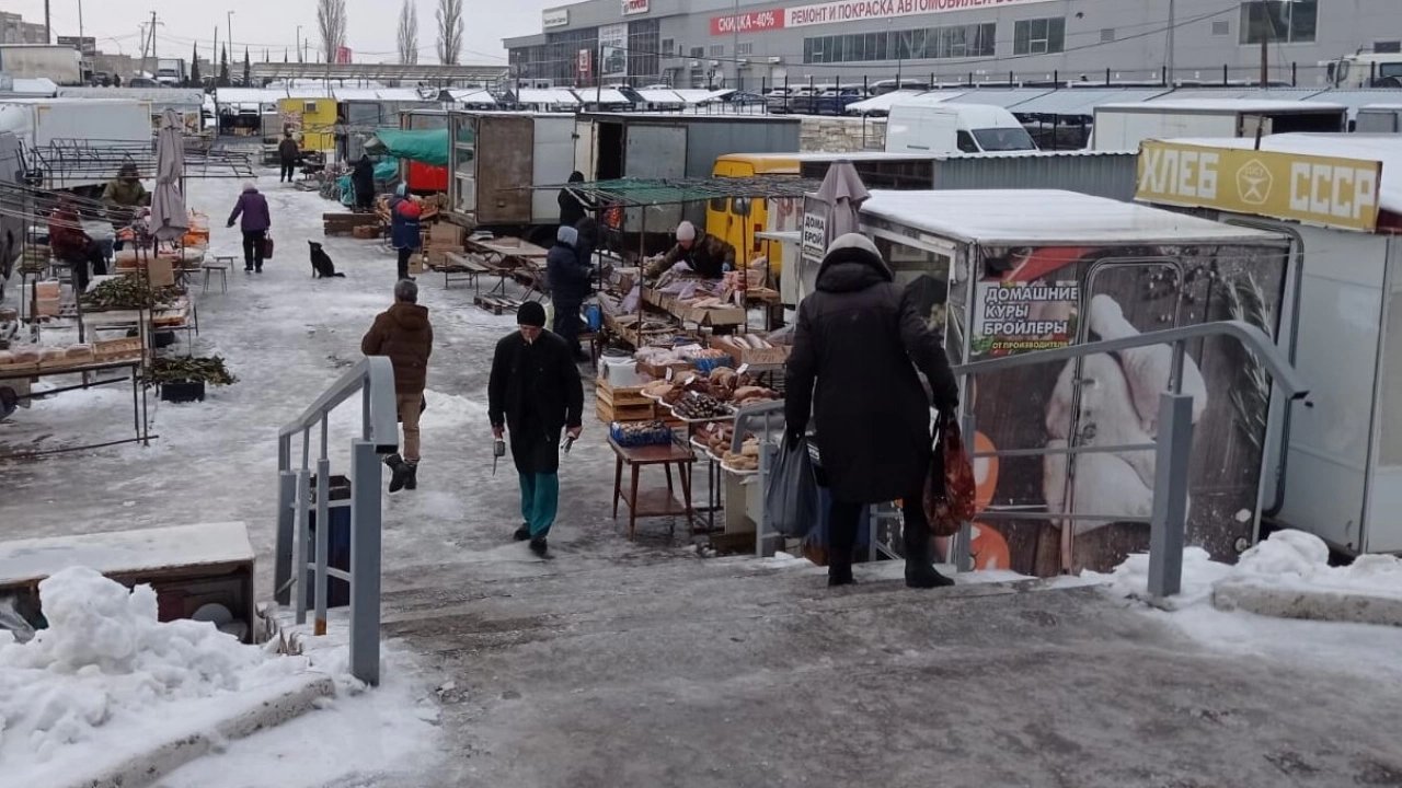 «И хотят, чтоб у них покупатели были!»: рынок в Юбилейном превратился в каток