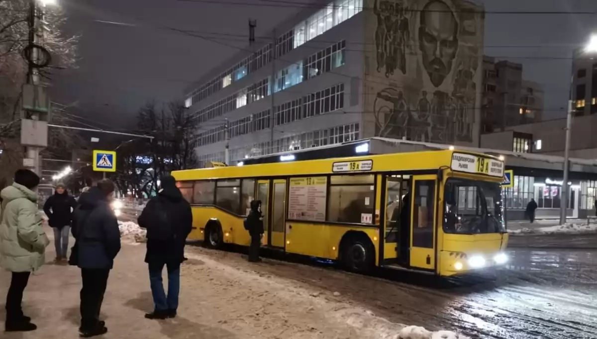 Саратовские чиновники отстояли очередь на вечернюю маршрутку