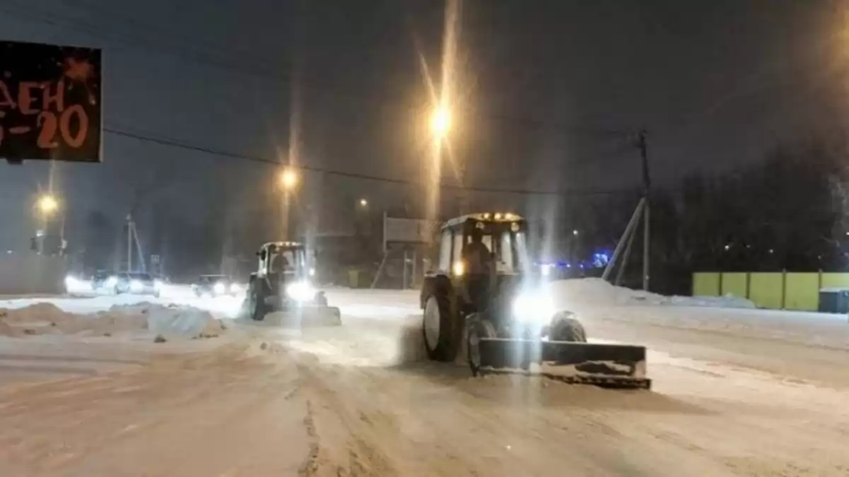 В Саратове и области снегоуборочная техника работает круглые сутки