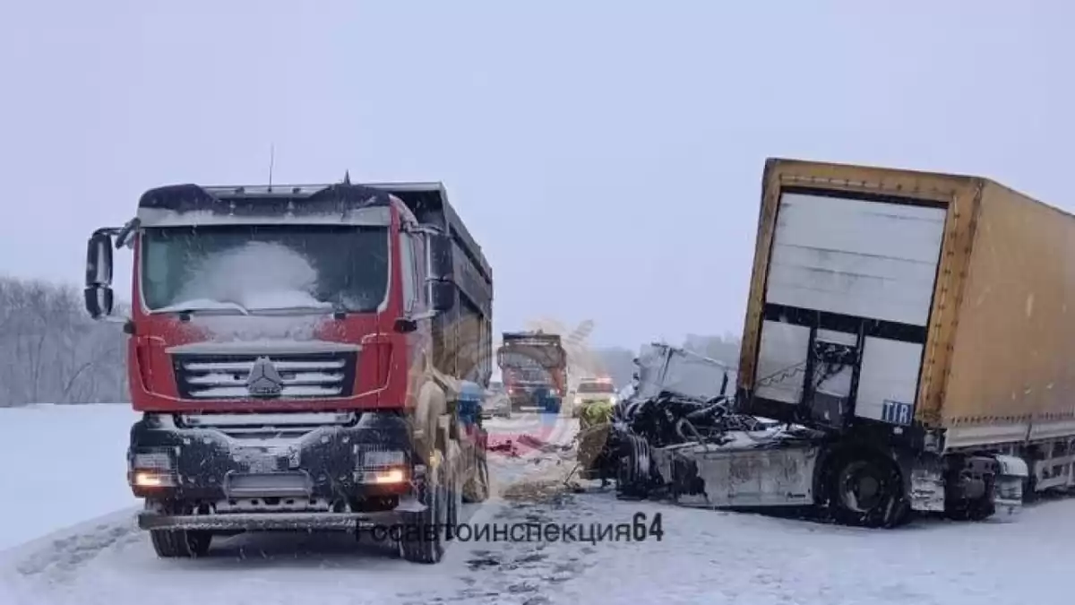 В Саратове после ДТП с фурой водителя-турка доставали из оторванной кабины