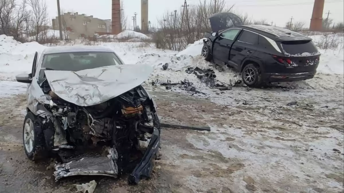 Под Саратовом в столкновении двух иномарок пострадала женщина