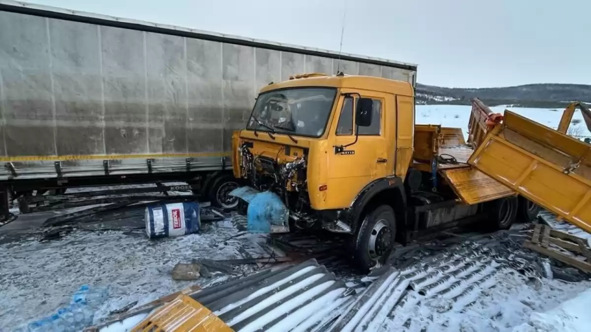 В массовом ДТП из 6 машин под Саратовом водитель МАЗа погиб на месте