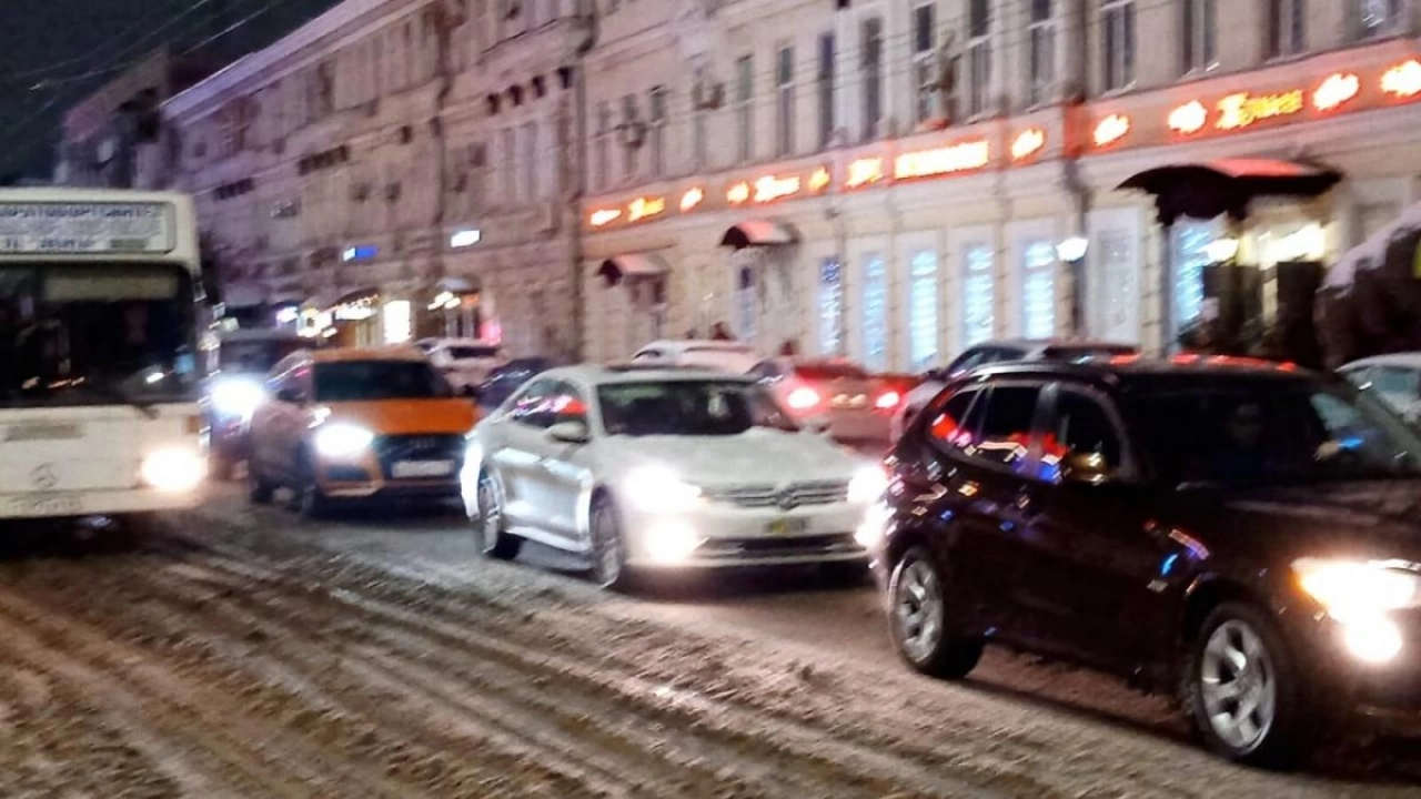 В Саратове из-за аварии встал микрорайон Лесной республики 