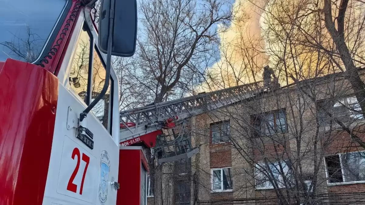 В Летном городке Энгельса 8 пожарных расчетов тушили два дома