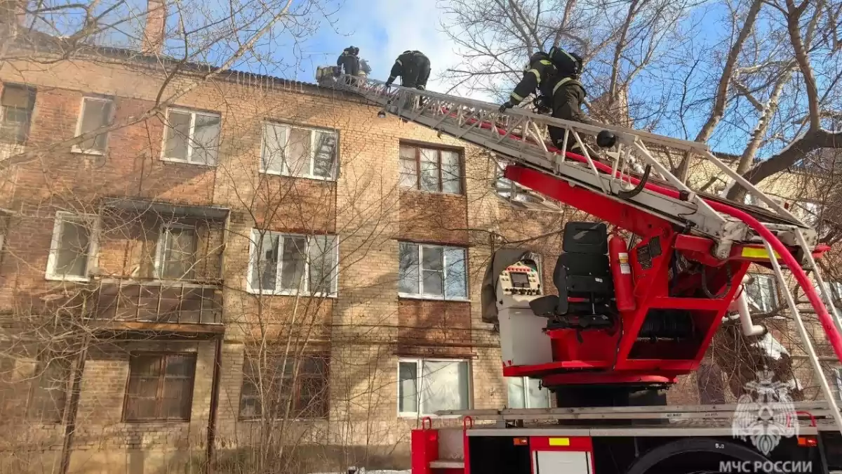 В Летном городке Энгельса 8 пожарных расчетов тушили два дома