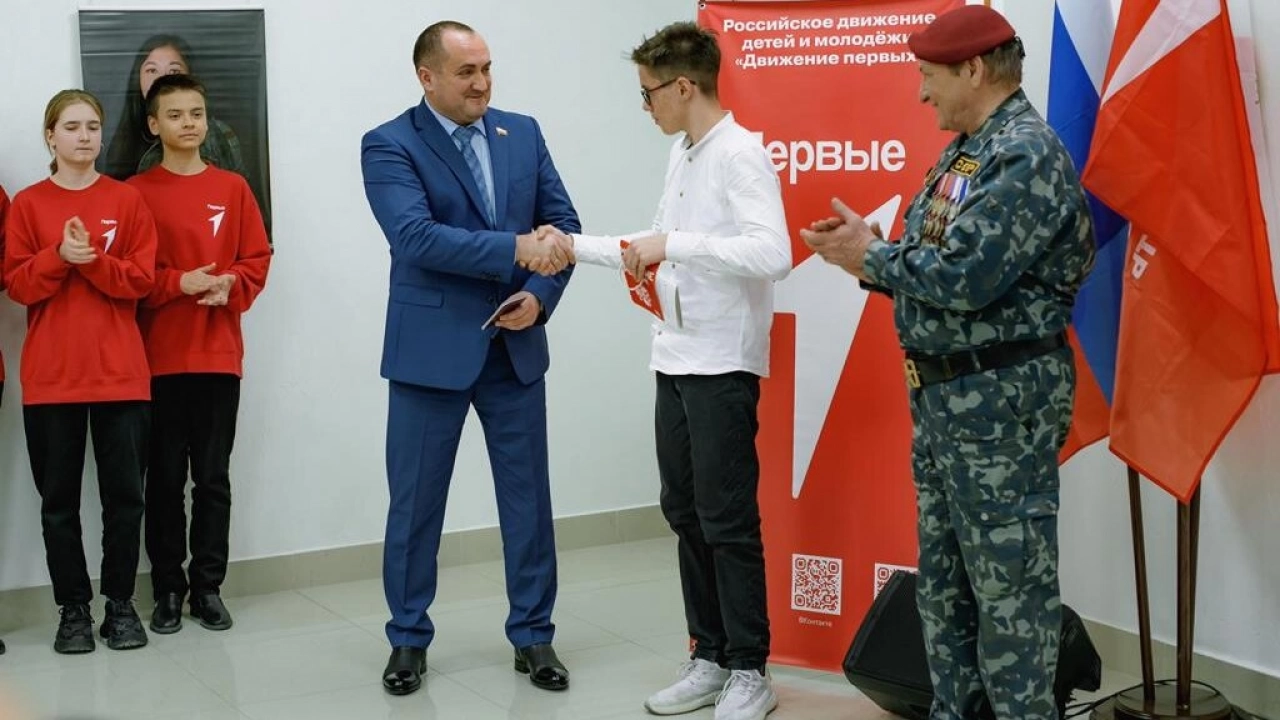 Депутат Калинин вручил паспорта граждан РФ юным саратовцам 