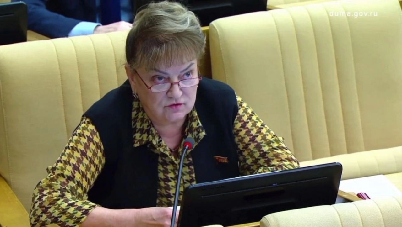 Алимова прокомментировала закон об установлении флага на территории школ и вузов