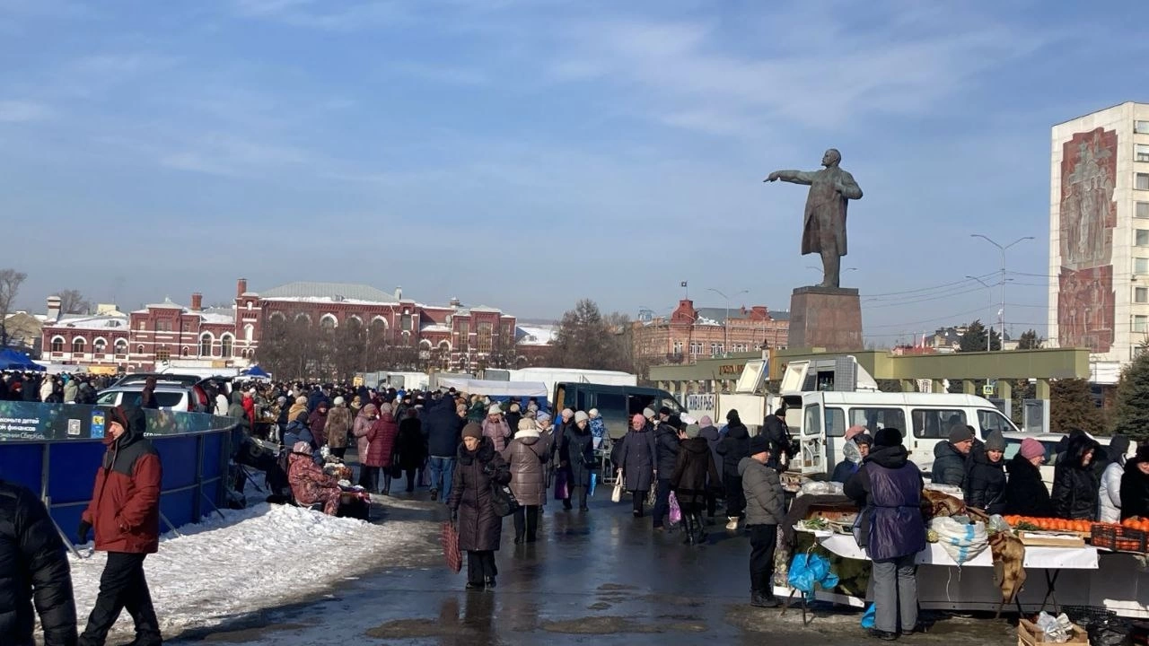 Саратовцы выстроились в очереди за яйцами по 85 рублей на ярмарке