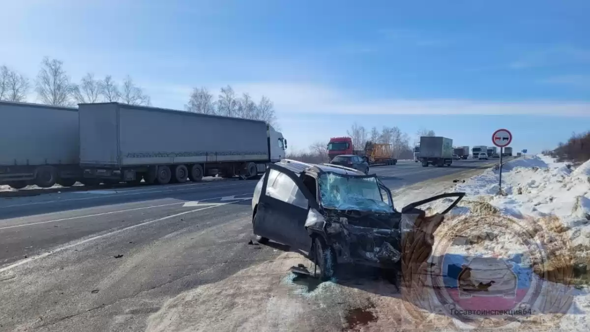 В Хвалынском районе фура «ДАФ» раздавила «Калину» с водителем