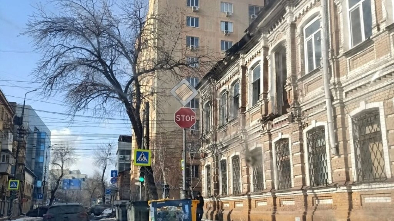 В Саратове исчез чугунный балкон с дома 19 века на Мичурина