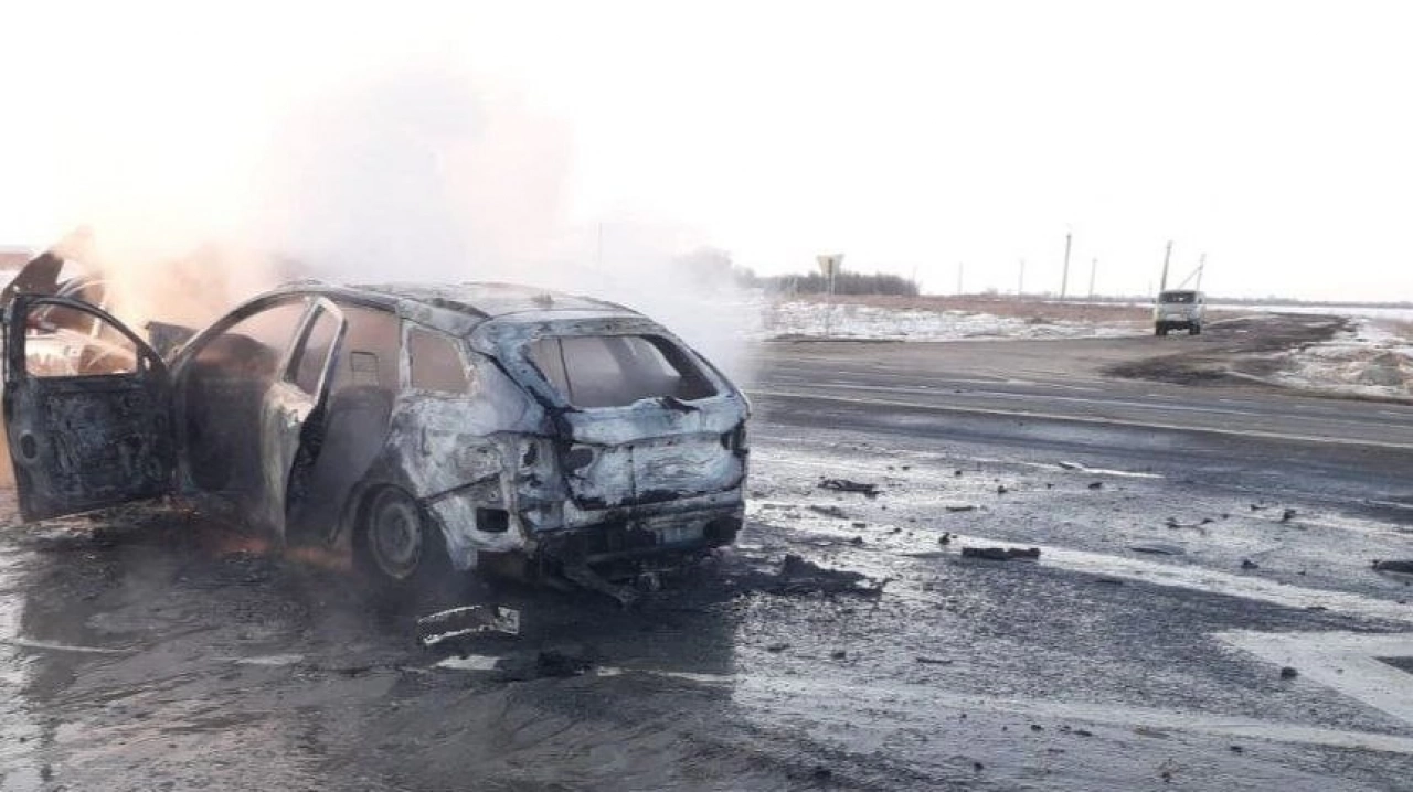 Под Саратовом в тройном ДТП загорелись 2 авто и пострадал ребенок