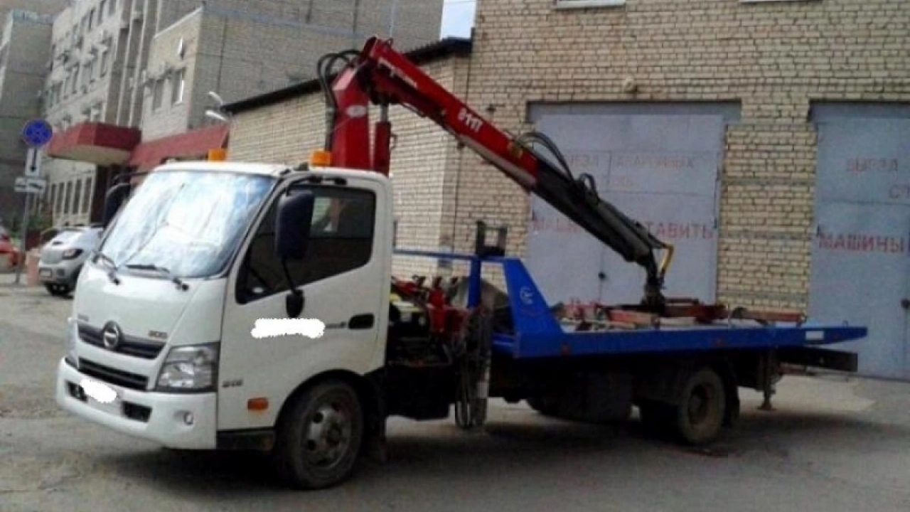 В Саратове припаркованные у мемориала авто увезли на штрафстоянку 