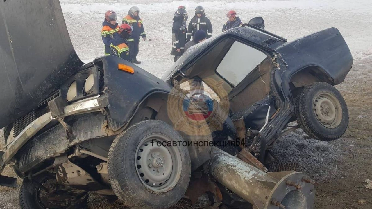 В Саратове пассажир «Жигулей» погиб из-за упавшего на машину столба