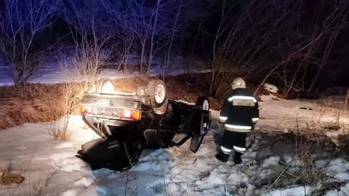 Под Саратовом 46-летний водитель покалечился в перевернувшихся «Жигулях»