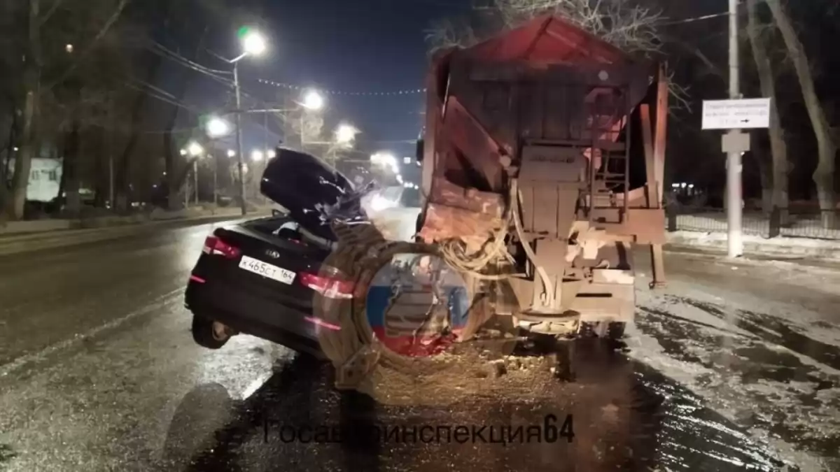 В Саратове водитель KIA въехал в стоящий грузовик и покалечился