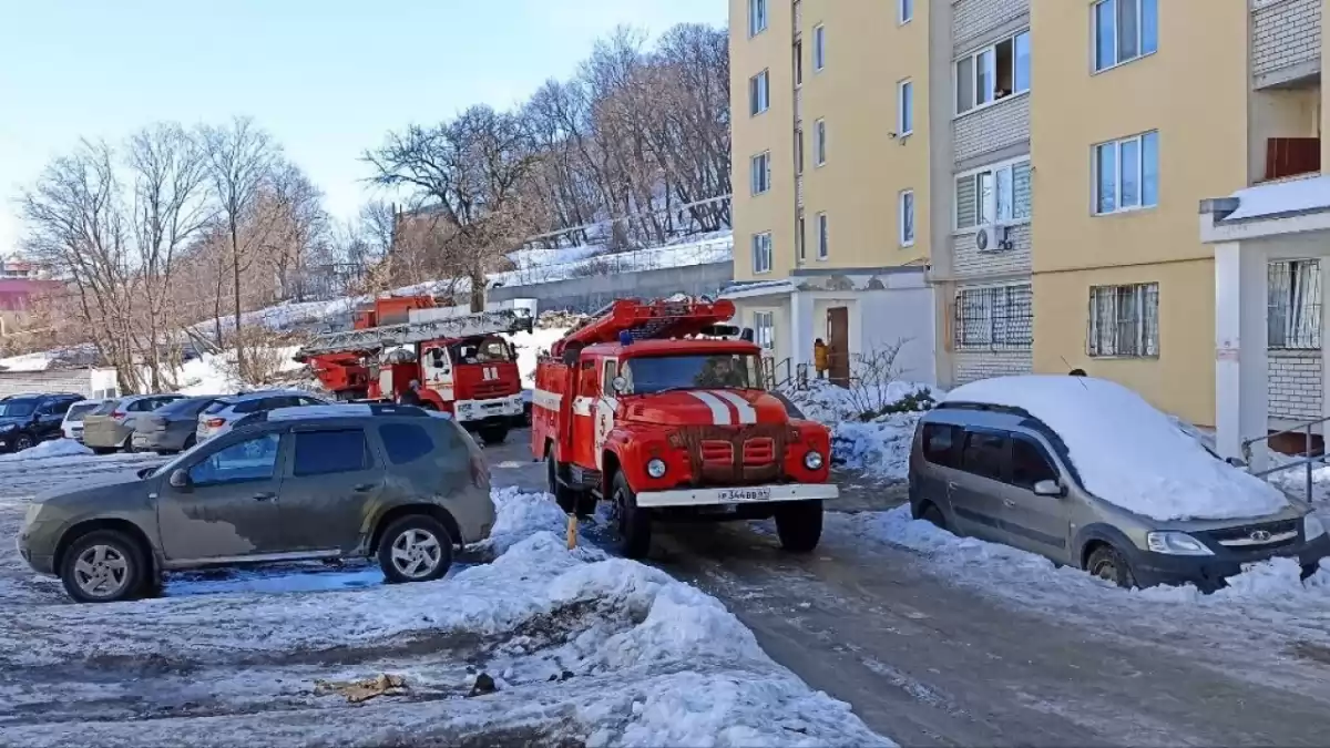 В Саратове произошел пожар на 2 этаже дома на Лесной республике