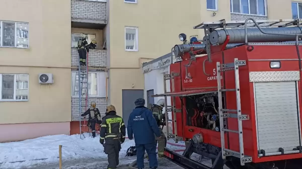 В Саратове произошел пожар на 2 этаже дома на Лесной республике