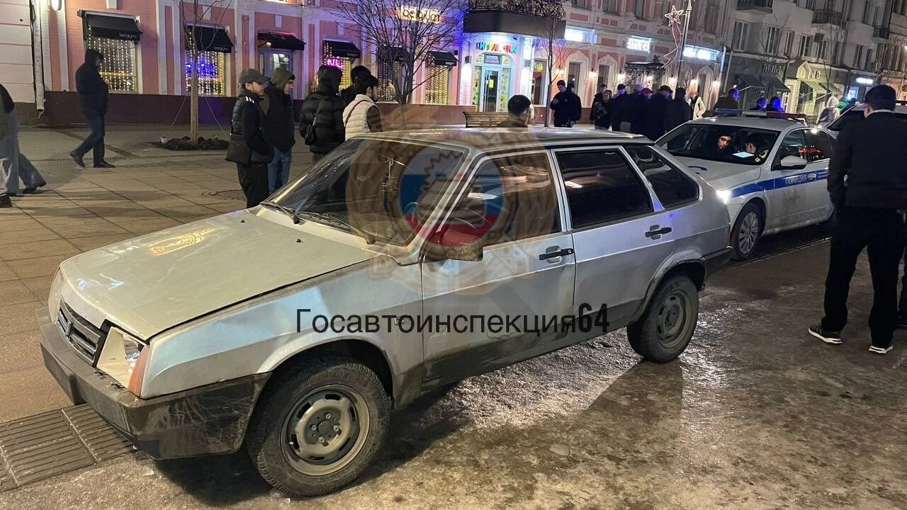 Саратовец на «девятке» прокатил друга на капоте по пешеходной зоне