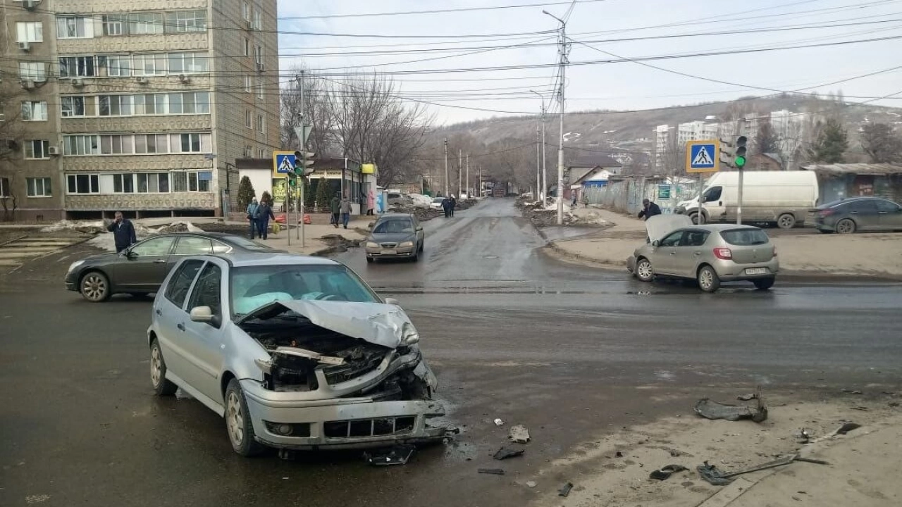 В Саратове женщина пострадала в столкновении 2 иномарок