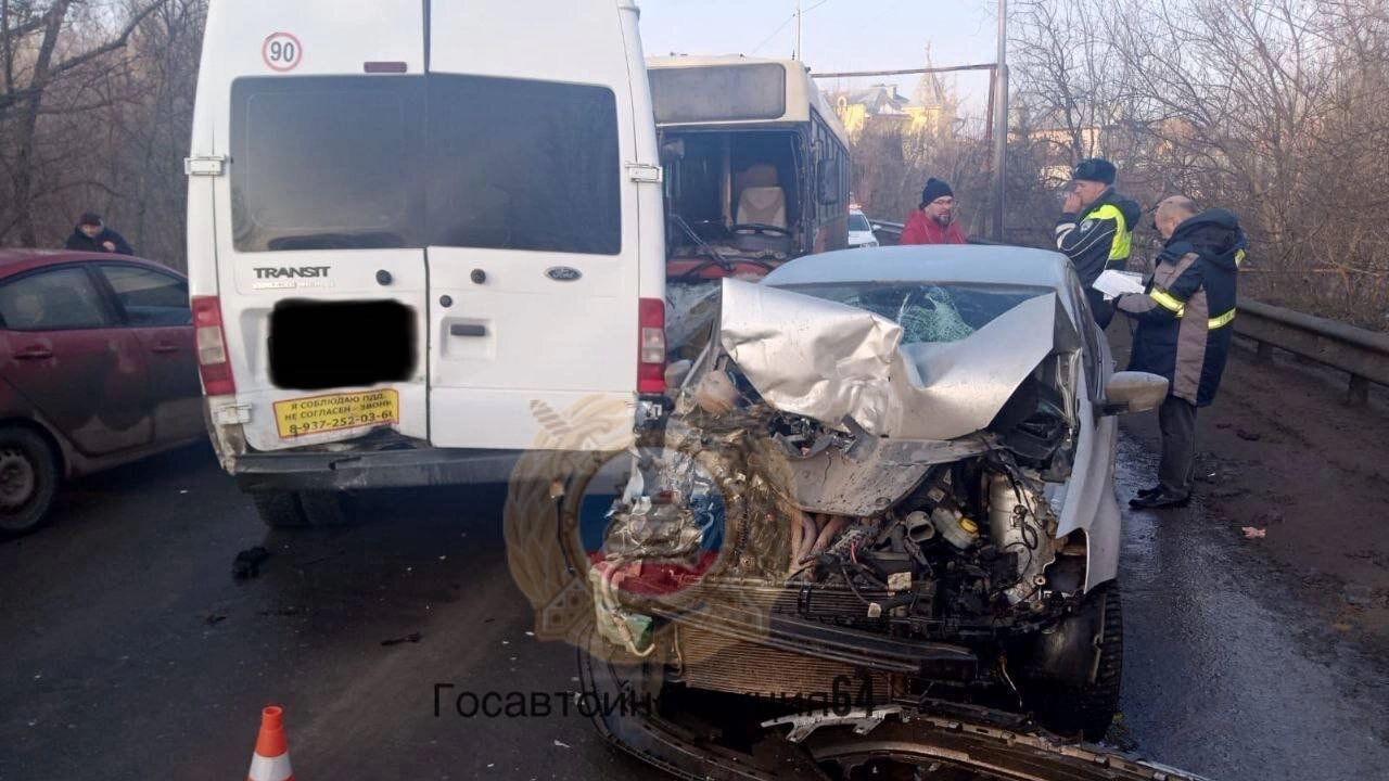 2 человека пострадали в массовом ДТП с автобусом в Саратове