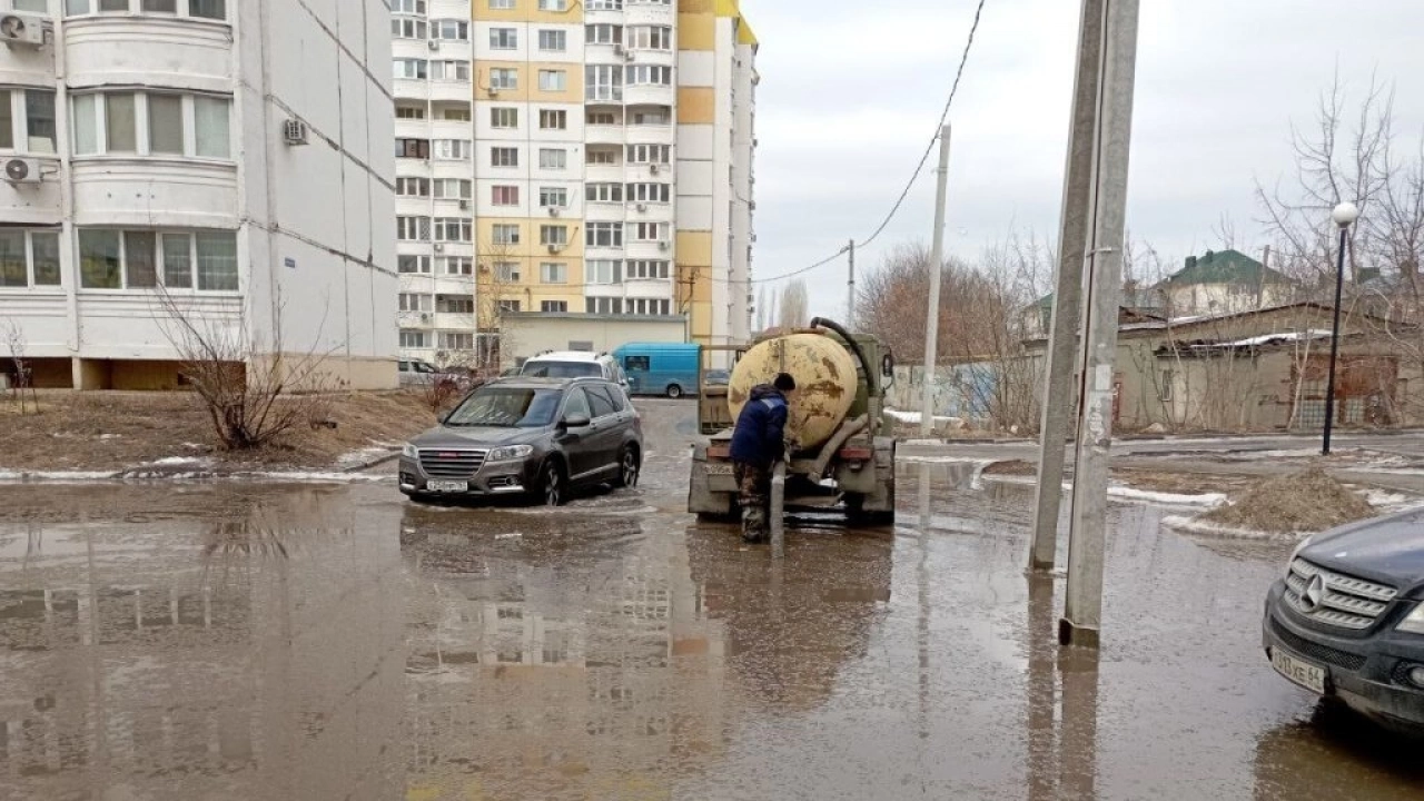 Не можем выйти из дома!»: власти прокомментировали массовые жалобы на  затопление Энгельса