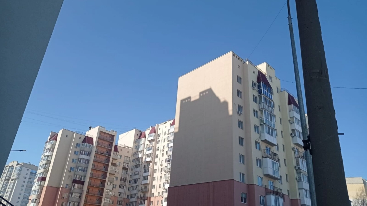 Сильный ветер в Саратове повредил 28 крыш домов