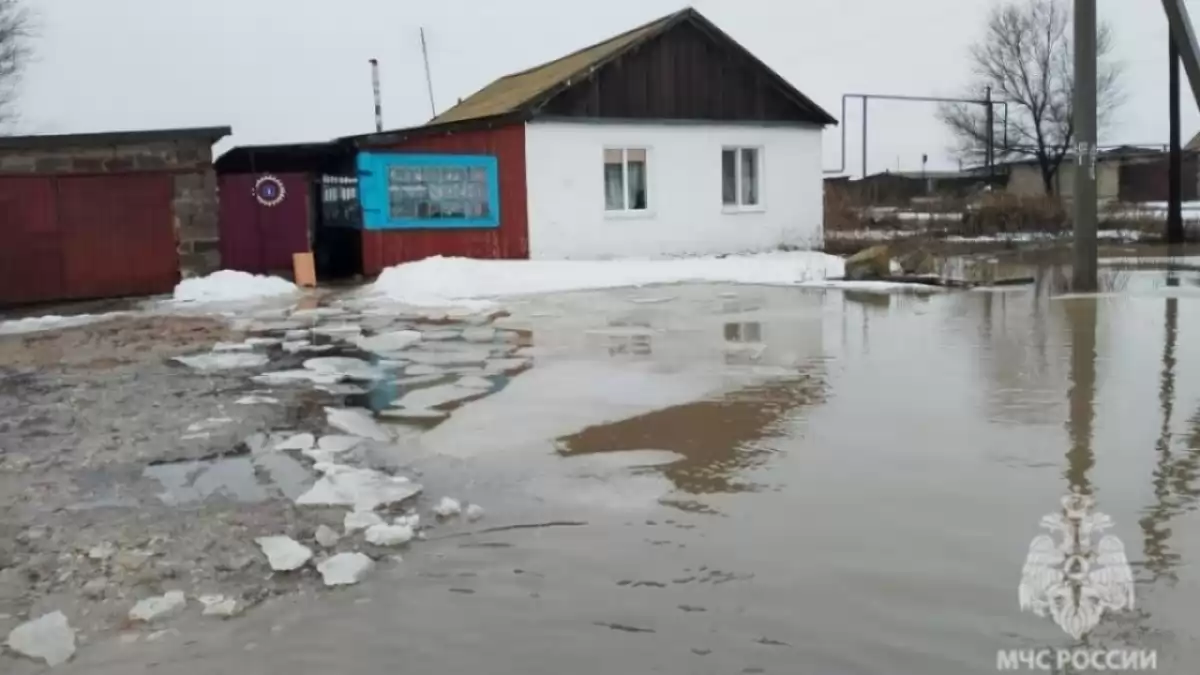 В 15 районах Саратовской области ограничено движение транспорта из-за  паводка