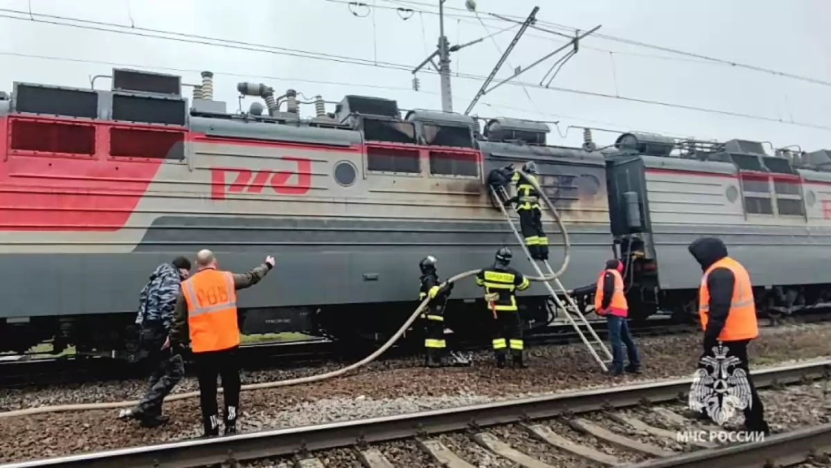 МЧС: в Саратовской области на ходу загорелся электровоз